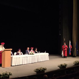 Zväčšiť fotografiu - Absolventi trenčianskej univerzity si prevzali diplomy