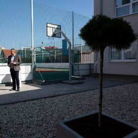 Zväčšiť fotografiu - Bánovské gymnázium s odvhlčeným átriom - 20210908_TSK__048w
