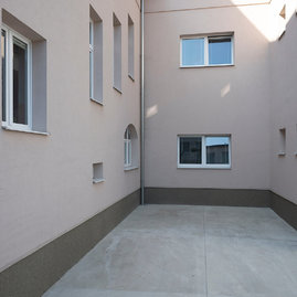 Zväčšiť fotografiu - Bánovské gymnázium s odvhlčeným átriom - 20210908_TSK__051w