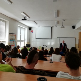 Bánovské gymnázium sa zapojilo do nového projektu, ktorý pomáha rozvíjať komunikačné schopnosti - beseda_ziaci_1