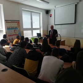 Bánovské gymnázium sa zapojilo do nového projektu, ktorý pomáha rozvíjať komunikačné schopnosti - beseda_ziaci_5