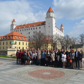 Bánovskí gymnazisti okúsili atmosféru parlamentu - foto_hrad_v_pozadi