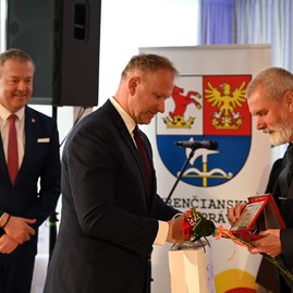 Zväčšiť fotografiu - Bez učiteľov by školy boli len prázdnymi budovami