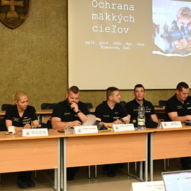 Zväčšiť fotografiu - Bezpečnosť na školách v kraji sa zlepšuje vďaka spolupráci polície a riaditeľov škôl