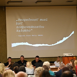 Zväčšiť fotografiu - Bezpečnosť na školách v kraji sa zlepšuje vďaka spolupráci polície a riaditeľov škôl