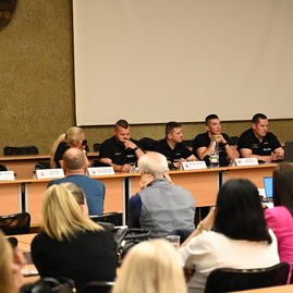 Zväčšiť fotografiu - Bezpečnosť na školách v kraji sa zlepšuje vďaka spolupráci polície a riaditeľov škôl