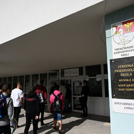 Zväčšiť fotografiu - Brány župných stredných škôl prekročilo takmer 16 tisíc študentov - 20210902_TSK_skoly_094w