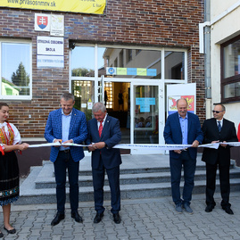 Budova novomestskej soš obchodu a služieb na weisseho ulici sa od začiatku školského roka pýši viac ako 140-timi novými oknami - 20190904_TSK_skoly_067w