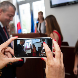 Čerstvých absolventov jilemáku vystrojil do života aj trenčiansky župan - 20180530_TSK_vysvedcenia_067w