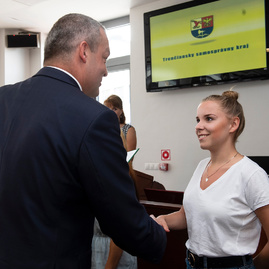 Čerstvých absolventov jilemáku vystrojil do života aj trenčiansky župan - 20180530_TSK_vysvedcenia_071w