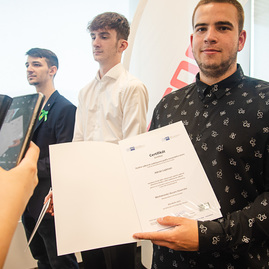 Zväčšiť fotografiu - Certifikáty si prevzali ďalší úspešní absolventi duálneho vzdelávania - TSK_Brose dualisti_mini (18 of 36)