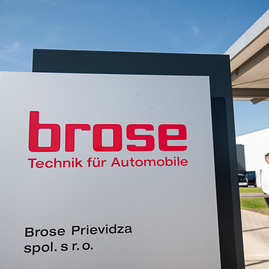 Zväčšiť fotografiu - Certifikáty si prevzali ďalší úspešní absolventi duálneho vzdelávania - TSK_Brose dualisti_mini (1 of 36)