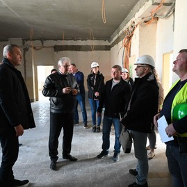 Zväčšiť fotografiu - Čulý stavebný ruch premieňa školu na modernú, zelenú a digitálnu