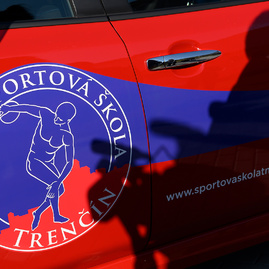 Cyklistický tím strednej športovej školy v trenčíne má úplne nový elektromobil, ocenenie si dnes prevzali aj najlepší športovci - 20190416_SS╠îS╠î_Cyklisti_elektromobil_007w