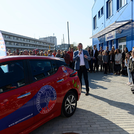 Cyklistický tím strednej športovej školy v trenčíne má úplne nový elektromobil, ocenenie si dnes prevzali aj najlepší športovci - 20190416_SS╠îS╠î_Cyklisti_elektromobil_010w