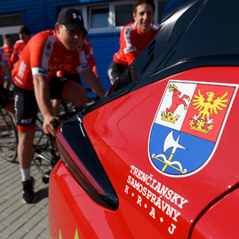 Cyklistický tím strednej športovej školy v trenčíne má úplne nový elektromobil, ocenenie si dnes prevzali aj najlepší športovci - 20190416_SS╠îS╠î_Cyklisti_elektromobil_026w