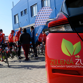 Cyklistický tím strednej športovej školy v trenčíne má úplne nový elektromobil, ocenenie si dnes prevzali aj najlepší športovci - 20190416_SS╠îS╠î_Cyklisti_elektromobil_031w