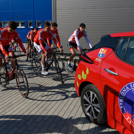 Cyklistický tím strednej športovej školy v trenčíne má úplne nový elektromobil, ocenenie si dnes prevzali aj najlepší športovci - 20190416_SS╠îS╠î_Cyklisti_elektromobil_033w