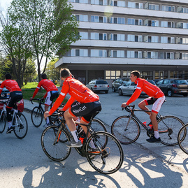 Cyklistický tím strednej športovej školy v trenčíne má úplne nový elektromobil, ocenenie si dnes prevzali aj najlepší športovci - 20190416_SS╠îS╠î_Cyklisti_elektromobil_037w
