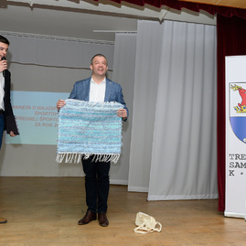 Cyklistický tím strednej športovej školy v trenčíne má úplne nový elektromobil, ocenenie si dnes prevzali aj najlepší športovci - 20190416_SS╠îS╠î_Najlepsi_sportovci_057w