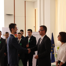 Dnes si prevzali maturitné vysvedčenia, zajtra nastupujú do práce - SOŠ PUCHOV (14)