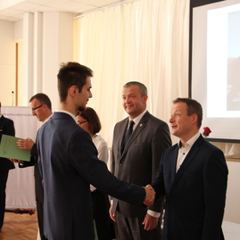 Dnes si prevzali maturitné vysvedčenia, zajtra nastupujú do práce - SOŠ PUCHOV (15)