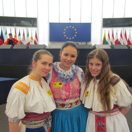 Do európskeho  parlamentu zasadli naši študenti - nase_studentky_resize