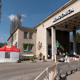Zväčšiť fotografiu - Do škôl od pondelka nastúpia aj žiaci župných stredných škôl v siedmich okresoch - nsp pd