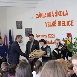 Do stredných škôl  v partizánskom smerovalo za posledné roky viac ako 900 tis. €, vo všetkých základných školách v meste sa už vyučuje s pomôckami od tsk - ZS PE (5)