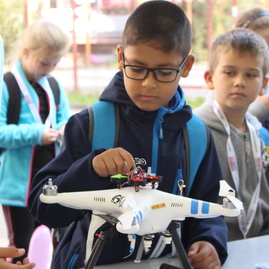 Drony lietajúce nad soš pod sokolicami v trenčíne uchvátili približne 400 detí zo základných škôl - IMG_1432