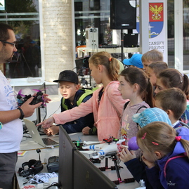 Drony lietajúce nad soš pod sokolicami v trenčíne uchvátili približne 400 detí zo základných škôl - IMG_1441