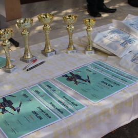 Drony lietajúce nad soš pod sokolicami v trenčíne uchvátili približne 400 detí zo základných škôl - IMG_1474