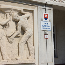 Zväčšiť fotografiu - Dubnická priemyslovka v prvej päťke najlepších odborných škôl