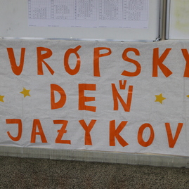 Európsky deň jazykov neobišiel ani jilemák v trenčíne. študenti si pochutili na pestrej palete európskych jedál - IMG_8797