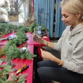 Zväčšiť fotografiu - Floristky úspešné v medzinárodnej aj slovenskej súťaži - SOŠ Pruské_vianočné inšpirácie v KE (2)