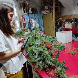 Zväčšiť fotografiu - Floristky úspešné v medzinárodnej aj slovenskej súťaži - SOŠ Pruské_vianočné inšpirácie v KE (3)