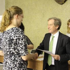 Francúzsky veľvyslanec s predsedom tsk odovzdali maturitné vysvedčenia študentom bilingválnej sekcie gymnázia ľudovíta štúra v trenčíne - 2