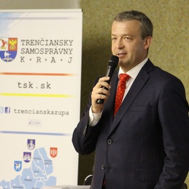 Francúzsky veľvyslanec s predsedom tsk odovzdali maturitné vysvedčenia študentom bilingválnej sekcie gymnázia ľudovíta štúra v trenčíne - Snímek 067