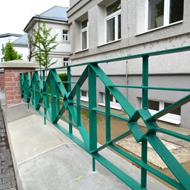 Zväčšiť fotografiu - Gymnázium má nové oplotenie, pribudnú aj bezbariérové prvky