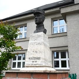 Zväčšiť fotografiu - Gymnázium má nové oplotenie, pribudnú aj bezbariérové prvky