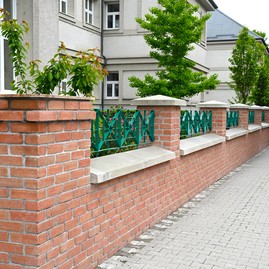 Zväčšiť fotografiu - Gymnázium má nové oplotenie, pribudnú aj bezbariérové prvky