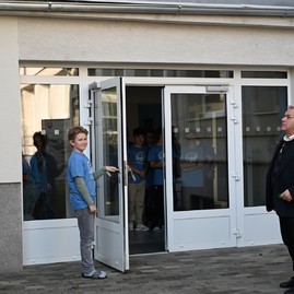 Zväčšiť fotografiu - Gymnázium púchov je plne bezbariérové