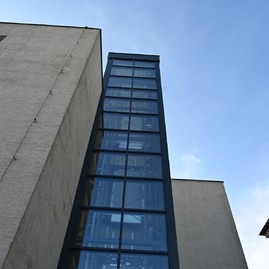 Zväčšiť fotografiu - Gymnázium púchov je plne bezbariérové