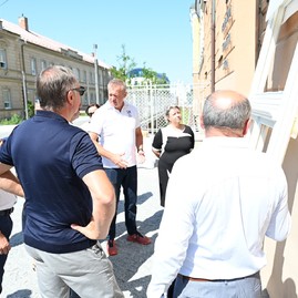 Zväčšiť fotografiu - Historickú budovu trenčianskeho gymnázia energeticky zefektívnia nové okná