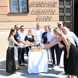 Zväčšiť fotografiu - Historickú budovu trenčianskeho gymnázia energeticky zefektívnia nové okná