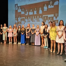 Zväčšiť fotografiu - Historicky prví absolventi prievidzskej zdravotky si prevzali vysvedčenia - 20230612_120153