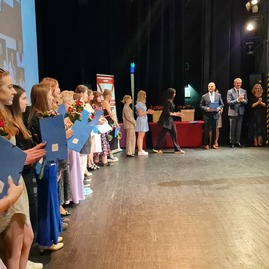 Zväčšiť fotografiu - Historicky prví absolventi prievidzskej zdravotky si prevzali vysvedčenia - 20230612_120538