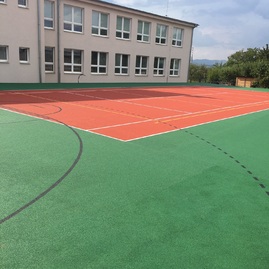 Hracou plochou disponuje už aj multifunkčné ihrisko na gymnáziu janka jesenského v bánovciach nad bebravou - IMG_65061