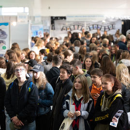 Zväčšiť fotografiu - Jedinečná výstava po dvoch rokoch opäť v krajskom meste - 20221006_TN_Stredoskolak_026w