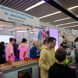 Zväčšiť fotografiu - Jedinečná výstava po dvoch rokoch opäť v krajskom meste - 20221006_TN_Stredoskolak_077w